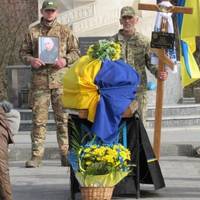 Домовину накрили прапором та квітами: на Кременеччині поховали 55-річного військового (фото)