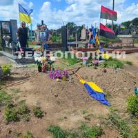 Розкидані хрести та прапори: на Тернопільщині невідомі познущалися з могили загиблих воїнів