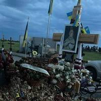З могили наймолодшого оборонця «Азовсталі» Назарія Гринцевича вкрали іграшку, яку йому подарували в дитинстві