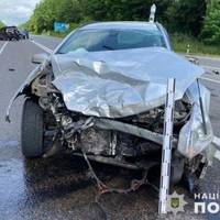 ДТП у Тернополі: на дорозі не розминулись Land Cruiser та Opel (фото)