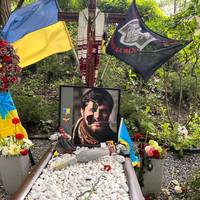 Розкидали прапори та розбили лампадки: вандали понівечили могили військових у столиці