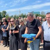 “Одружились два тижні тому, а сьогодні я його поховала”: дружина бійця Максима Кузіва