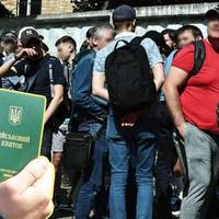 Черги з 5 ранку: чому чоловіки штурмують ЦНАПи та уникають 