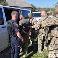 Поліцейські Тернопільщини затримали озброєного чоловіка, який стріляв по людях