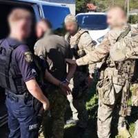 Стрільцю 45 і він із Житомирщини: у поліції показали момент затримання чоловіка, котрий відкрив вогонь по людях