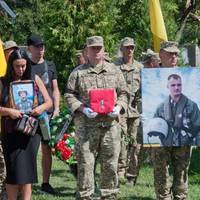 Палаюче піаніно і проліт винищувачів: як в останній політ провели відомого льотчика Олександра Мигулю