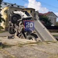 На вулиці Новий Світ вантажівка провалилась під землю