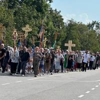 Тисячі прихильників московського патріархату йдуть колоною до Почаєва