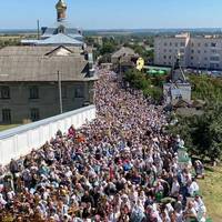Понад 20 000 прочан УПЦ МП прийшли до Почаївської лаври попри заборону