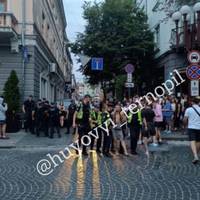 Біля одного з розважальних закладів у центрі Тернополя відбулася бійка