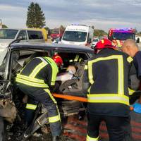 Жахлива ДТП у Смиківцях: рятувальники дістали чоловіка з понівеченого авто