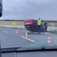 Перекинувся автомобіль у селі Воля: керманичка жива, на місці події працюють поліціянти
