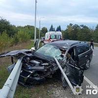 Деталі смертельної ДТП на Тернопільщині: легковик зіткнувся з бусом, а тоді врізався у відбійник