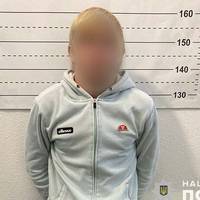 У Тернополі у дворі біля будинку чоловік побив і пограбував хлопця