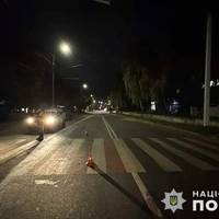 На переході у Тернополі ЗБИЛИ жінку. ФОТО