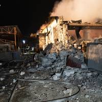 Масштабну пожежу загасили: рятувальники показали наслідки атаки росіян на Тернопільщині. Фото