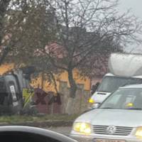 Авто лягло на бік на Микулинецькій у Тернополі: фото