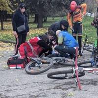 У тернопільському парку дитина впала з велосипеда і вдарилась головою об сходи