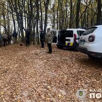 На Тернопільщині поліцейські розшукали літню жінку, яка заблукала в лісі