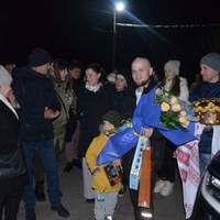 Нарешті вдома: у селі на Чортківщині урочисто зустріли захисника, який понад два роки був у полоні