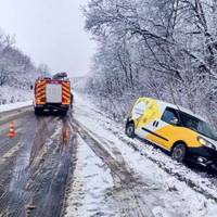 На Чортківщині рятувальники допомогли автомобілю Укрпошти, що з’їхав у кювет