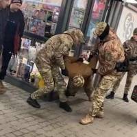 У Тернополі на автовокзалі затримали чоловіка у військовій формі, який погрожував ножем жінці