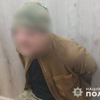 Тернопільські поліцейські склали адмінпротоколи на чоловіка, одягненого у військову форму