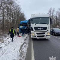 ДТП в Підволочиській громаді: водія вантажівки витягували за допомогою спецобладнання