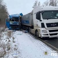 Водій в реанімації: у поліції розповіли деталі недільної автотрощі вантажівок біля Ангелівки (фото)