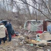 На Тернопільщині знайшли сім'ю з 5 дітьми, яка жила в халабуді