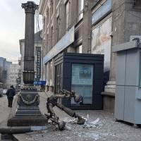 У Тернополі біля ЦУМу чоловік вискочив на опору і розбив ліхтар