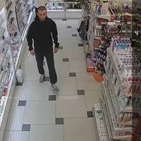 Молодий чоловік викрав товар із магазину в Тернополі: просять допомогти упізнати (ФОТО)