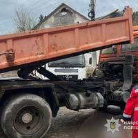 У Кременці водій загинув під власною вантажівкою