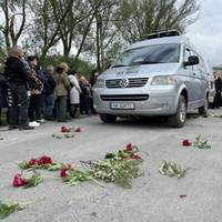 На колінах з квітами і прапорами у Великій Березовиці зустріли полеглого воїна Василя Підгайного