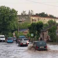 Град падав, як горох: на Тернопільщині затопило місто Чортків (відео)