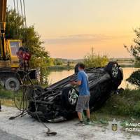 У Кременці чоловік потонув разом із автомобілем: фото з місця трагедії