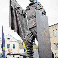 На Тернопільщині 16-річний юнак виліз на пам’ятник Герою Небесної Сотні — його вже встановили