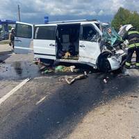 Не розминулися мікроавтобус і вантажівка: 15-річний хлопець у важкому стані