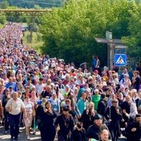 Понад тисяча прочан із Хмельниччини прямують до Почаєва
