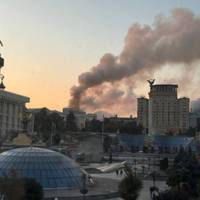 Над будівлею уряду України видно дим після атаки дронів — Reuters