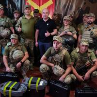 Сергій Надал на фронті передав воїнам 44-ї артилерійської бригади квадрокоптери та зарядні станції