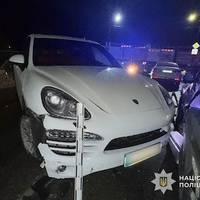 У Тернополі Porsche виїхав на зустрічну смугу і протаранив автівку