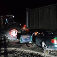 Жахлива ДТП на Збаражчині: вантажівка VOLVO, виїжджаючи з другорядної, протаранила авто і знесла стовп