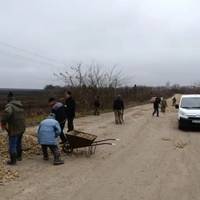 На Зборівщині селяни власноруч залатали дорогу
