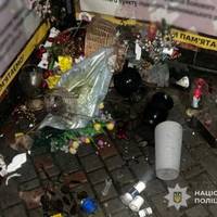 Розкидані свічки та квіти на Алеї пам'яті в Ланівцях: поліцейські затримали жінку