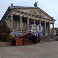 Біля драмтеатру почали облаштовувати різдвяну шопку