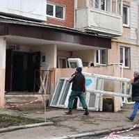 У пошкоджених будинках по вул. Стуса та 15 Квітня у Терноплі триває встановлення нових вікон