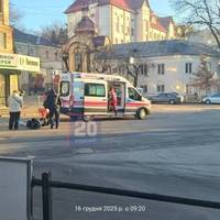 На Острозького авто збило жінку