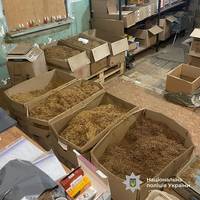 На Тернопільщині слідчі поліції повідомили про підозру п’ятьом учасникам організованої злочинної групи, які налагодили підпільне виробництво та збут тютюнової сировини