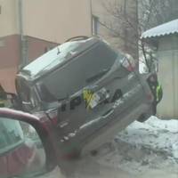Автівка залетіла на сніговий пагорб на Бандери